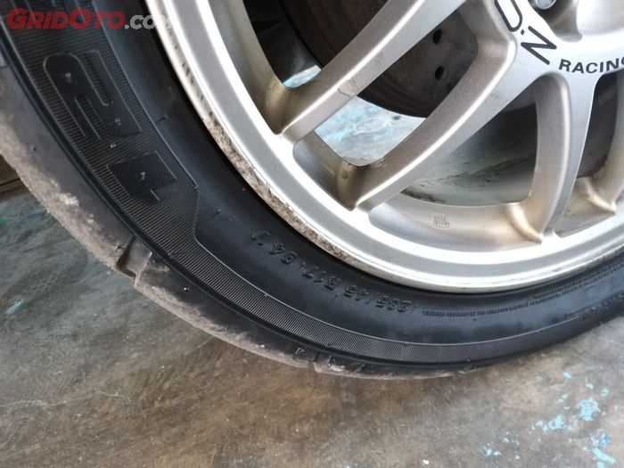 Begini Cara Ampuh Cegah Flat Spot Akibat Mobil Parkir Terlalu Lama