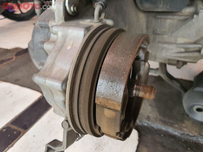 Begini Cara Ampuh Mencegah Rem Tromol Motor Matic Bunyi Berdecit
