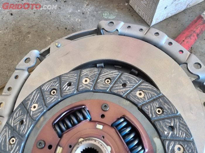 Ini Sebabnya Mobil Transmisi Manual Bergetar Saat Mulai Jalan