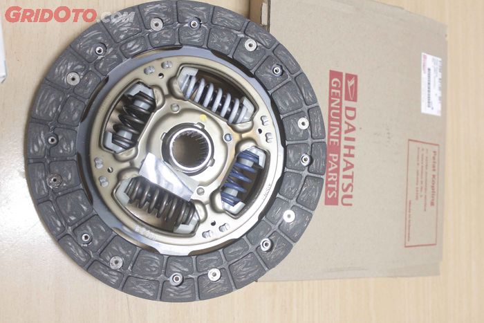 Cek Komponen Ini Jika Bau Sangit Muncul Ketika Mobil Manual Menanjak!