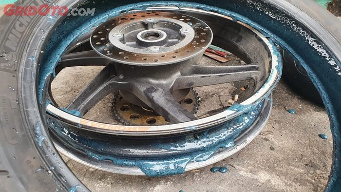 Selain Menyumbat, Ini Dampak Lain Penggunaan Cairan Ban Anti Bocor di Motor