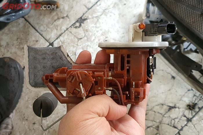 Ternyata Segini Waktu Yang Ideal Kuras Tangki Bensin Motor Bekas