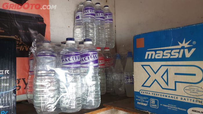 Jangan Sampai Keliru, Nih Warna Botol Isi Ulang Air Aki Mobil