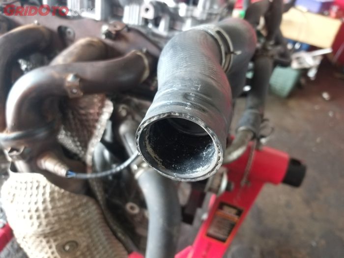 Awas, Tanda Kalau Slang Radiator Mobil Mulai Rusak dan Harus Diganti