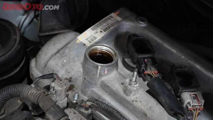 Ganti Oli Mesin Mobil Jangan Disemprot Angin Kompresor, Ini Alasannya