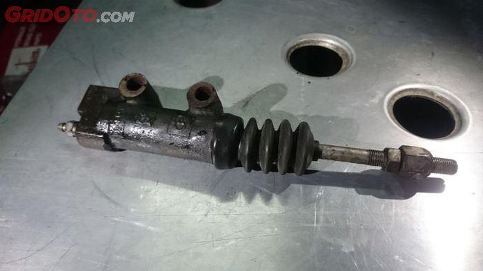 Ini Penyebab Gigi Persneling Mobil Susah Masuk Pedal Kopling Enteng Saat Diinjak