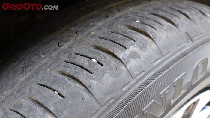 Wajib Tahu, Ini Bahaya Batu Kerikil Dibiarkan Menempel di Tapak Ban Mobil