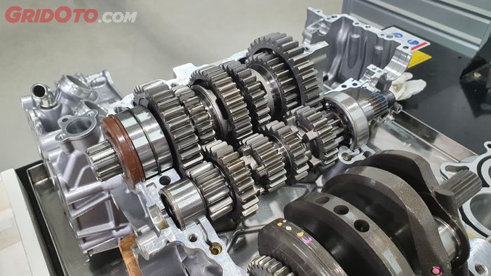 Oper Gigi Motor Tanpa Tarik Kopling Bisa Merusak Mesin?