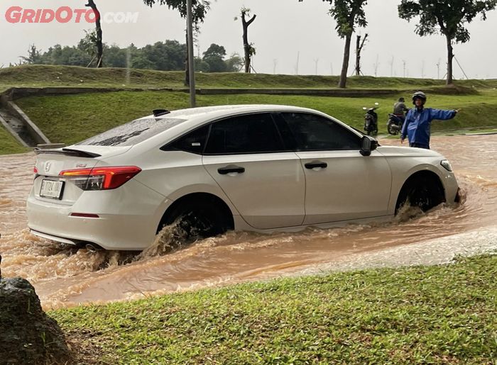 Segini Batas Paling Aman Terabas Banjir Naik Mobil, Yang Nekat Wajib Tahu