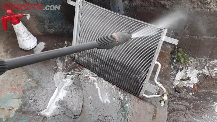 Perlukah Kondensor AC Mobil Dirawat? Ini Kata Bengkel Spesialis