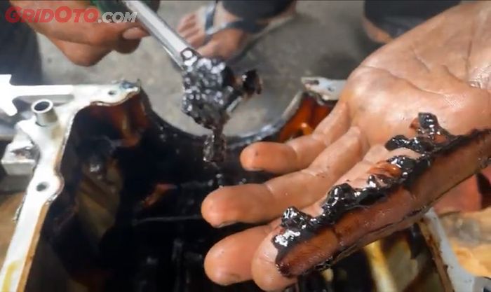 Pantas di Dalam Mesin Mobil Ada Gumpalan Lumpur, Ternyata Ini Penyebabnya