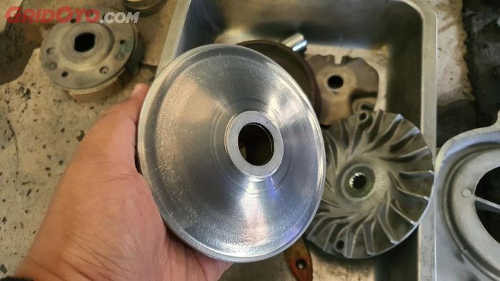 Gesekan Dengan V-Belt, Ini Gejala dan Efek Negatif Pulley Depan CVT Motor Matic Tipis