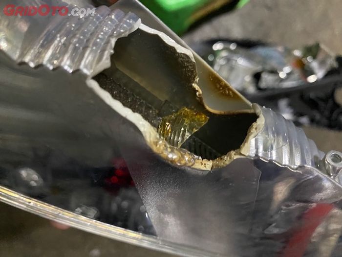 Ternyata Ini Sebabnya Sorot Lampu Mobil Bekas Jadi Kurang Terang