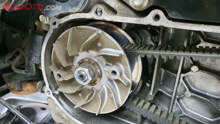 Selain Roller Peang, Ini Penyebab Tarikan Motor Matic Jadi Loyo