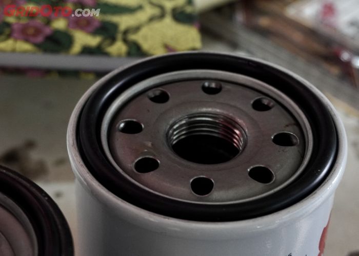 Biar Enggak Bocor, Begini Cara Yang Benar Pasang Filter Oli Mobil
