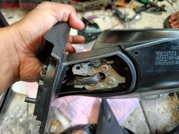 Dudukan Kaca Spion Toyota Rush Patah, Nih Biaya Perbaikannya