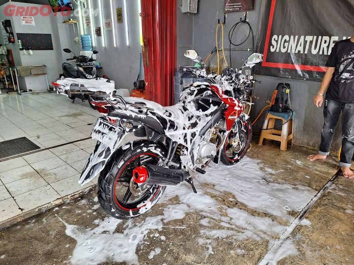 Ini Sebabnya Motor Yang Terkena Hujan Harus Langsung Disiram Pakai Air