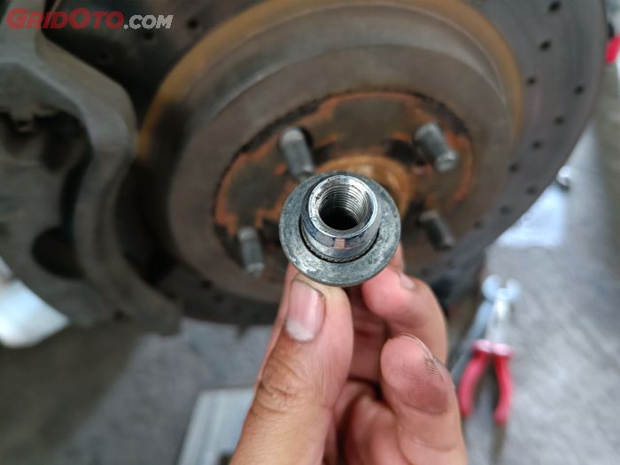 Ini Akibatnya Mengencangkan Mur Roda Mobil Terlalu Berlebihan, Simak