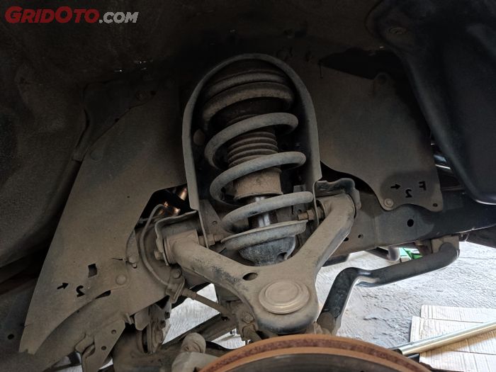 Sokbreker Rusak Bikin Ban Mobil Aus Enggak Rata, Ini Penjelasannya