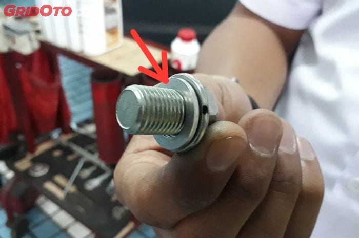 Ternyata Begini Cara Yang Benar Ganti Oli Mesin Motor Yang Masih Panas