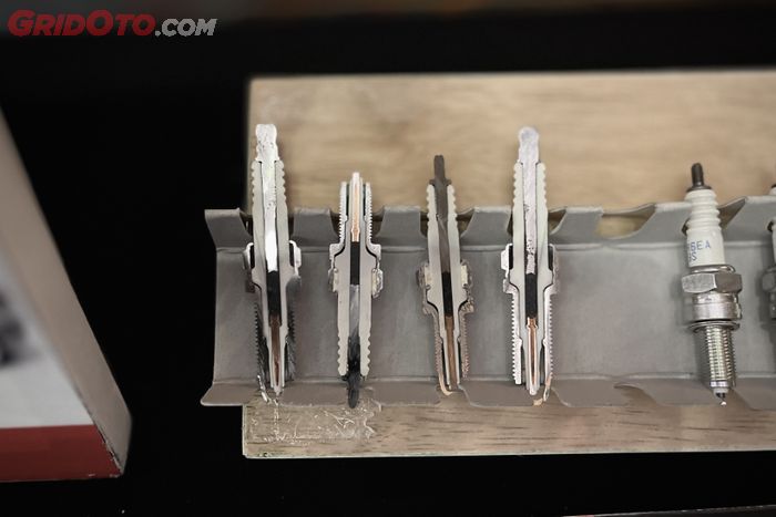 Selain Cepat Mati, Ini Yang Akan Terjadi Bila Mobil Pakai Busi Palsu