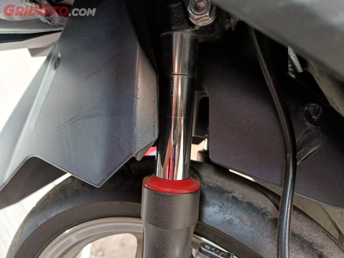 Cuma Pakai Oli Ini Bantingan Sokbreker Depan Motor Dijamin Empuk