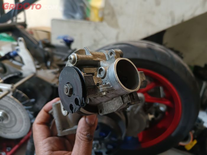 Ini Sebabnya Sensor TPS dan Idle Screw Motor Matic Jangan Terkena Cairan Cleaner