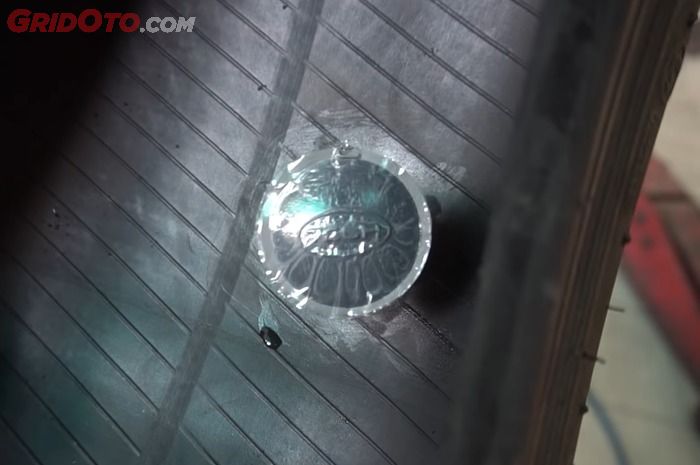 Sedikit yang Tahu, Ini Metode Tambal Dinding Ban Mobil yang Bocor