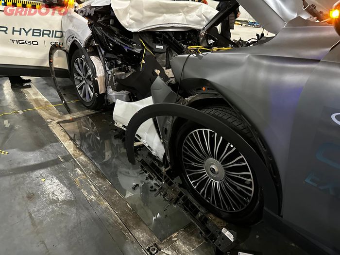 Dua Mobil Chery Ditabrakanin di Depan Ratusan Orang, Hasilnya Gini