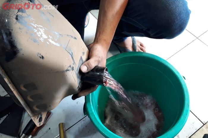 Awas Jangan Lakukan Hal Ini Kalau Tangki Motor Kemasukan Air