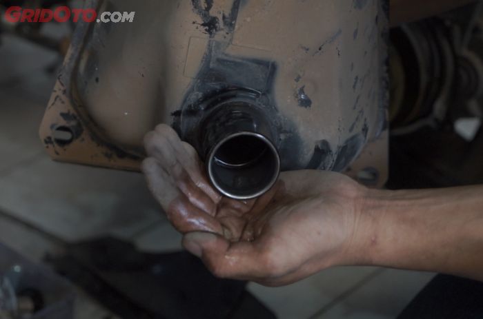 Jangan Panik, Lakukan Hal Ini Kalau Air Masuk Ke Tangki Motor