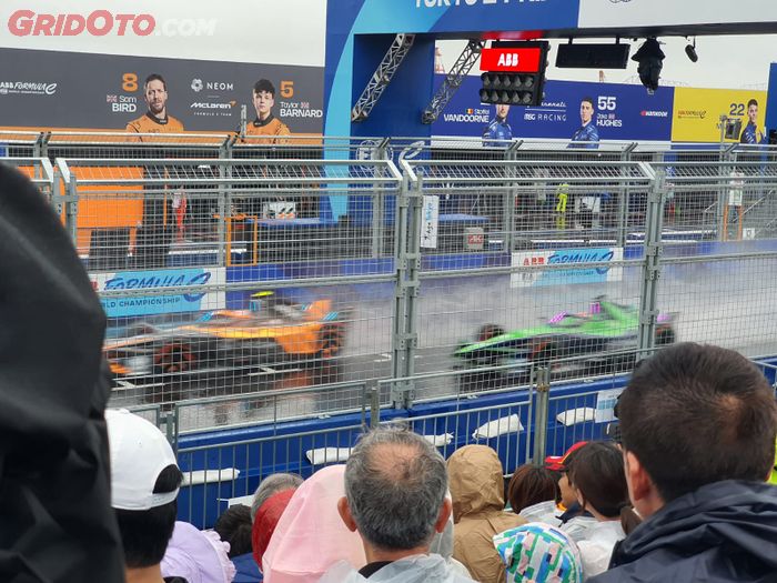Serunya Nonton Formula E Tokyo, Turun Hujan Masih Tetap Ramai!