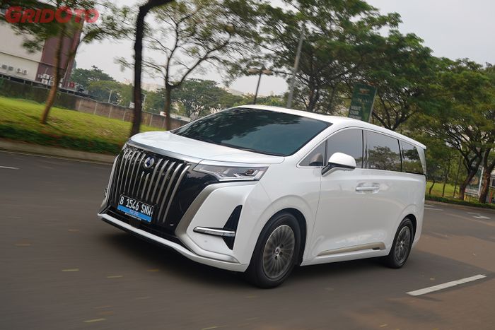 Penjualan Toyota Alphard vs Denza D9 Mei 2025, Menang Siapa Ya?