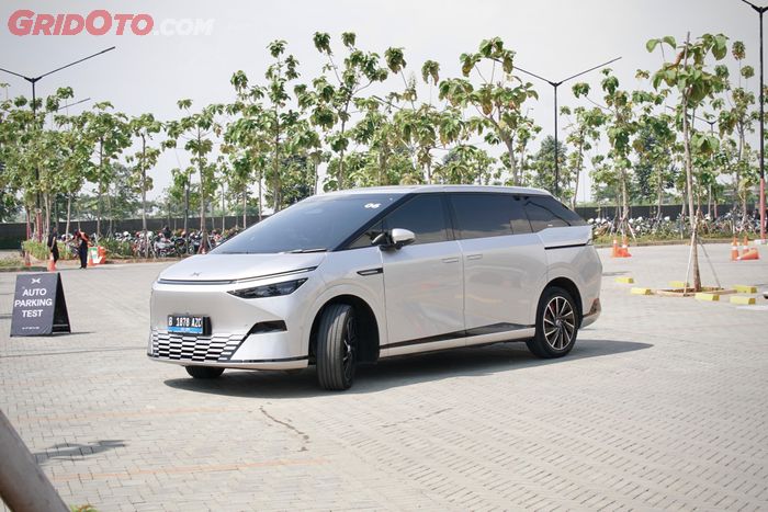 Panjangnya 5 Meter Lebih, Tapi Radius Putar XPENG X9 Bisa Sekecil Ini