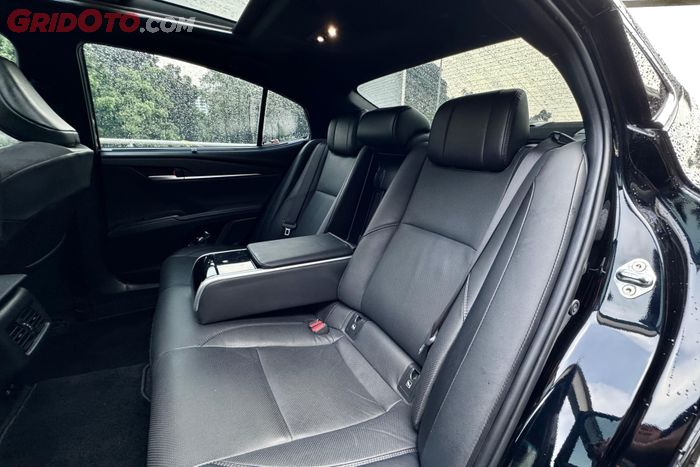 Serasa Pejabat, Senyaman Ini Duduk Di Jok Belakang Toyota Camry Hybrid