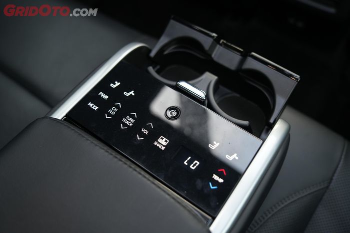 Serasa Pejabat, Senyaman Ini Duduk Di Jok Belakang Toyota Camry Hybrid