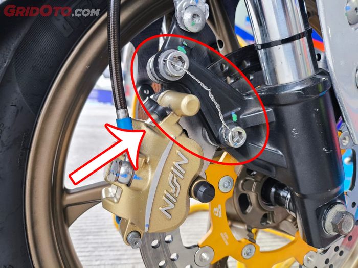 Padahal Masih Bagus, Kok Handgrip Motor Balap Diikat Kawat?