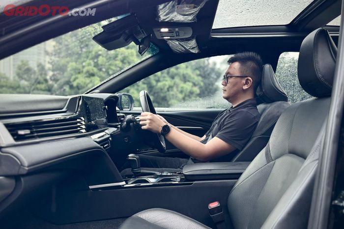 Sensasi Berkendara Toyota Camry Hybrid, Layak Untuk Nyetir Sendiri