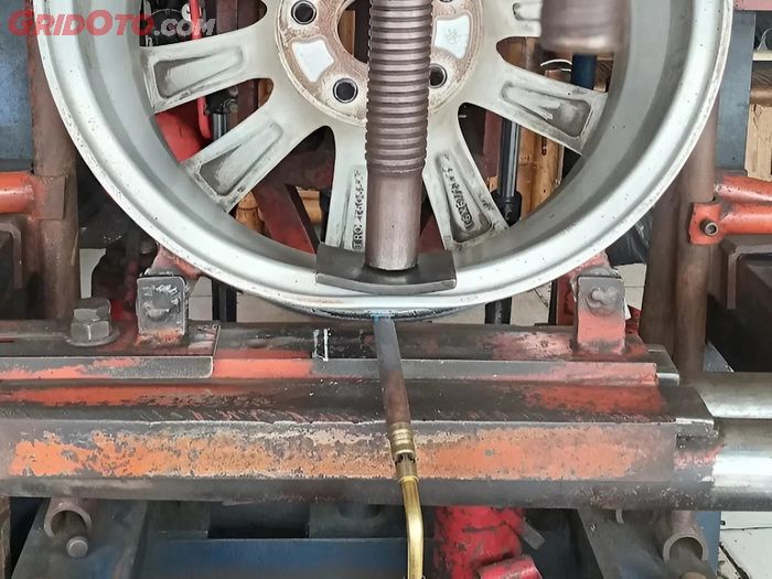 Pelek Mobil Penyok? Segini Kisaran Biaya Servis Perbaikannya!