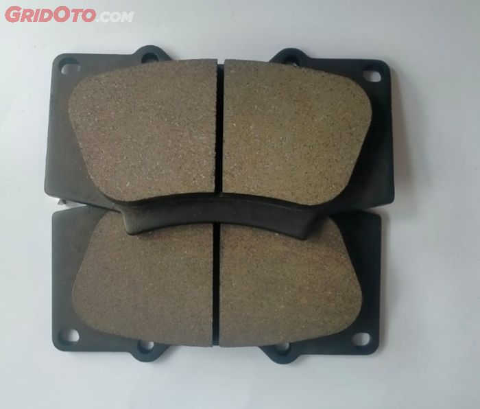 Ini yang Terjadi Kalau Lupa Menurunkan Rem Tangan Saat Mobil Maju