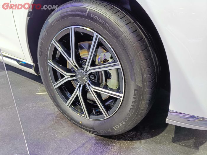 Tips Sederhana Bikin Ban Mobil Mobil Listrik Biar Enggak Gampang Rusak