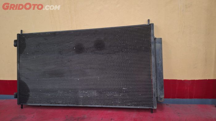 Pantas AC Mobil Enggak Dingin, Ini Ciri-ciri Kondensor Bocor