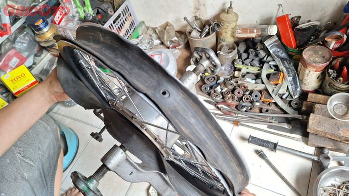 Gampang! Begini Caranya Pasang Ban Tubeless di Pelek Motor Jari-jari