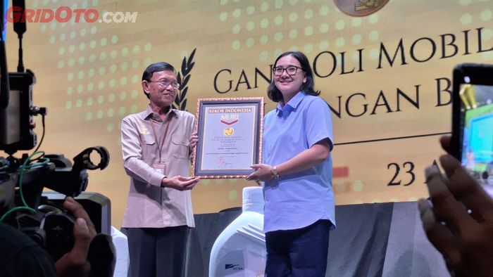 Shell Indonesia dan Astra Otoparts Pecahkan Rekor Ganti Oli Mobil Terbanyak
