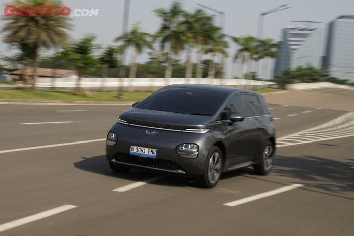 Lewat Beragam Kondisi Jalan, Baterai Wuling Cloud EV Cukup Irit