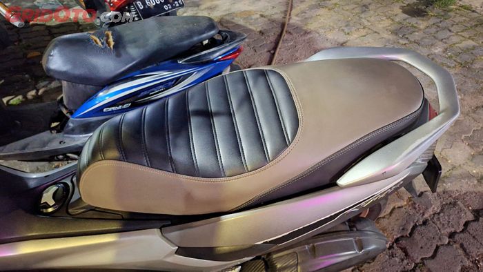 Baru Tahu, Pasang Busa Latex Asal Tempel Malah Bikin Jok Motor Keras