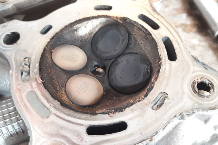 Ternyata Begini Cirinya Ruang Bakar Mesin Motor Sudah Banyak Kerak