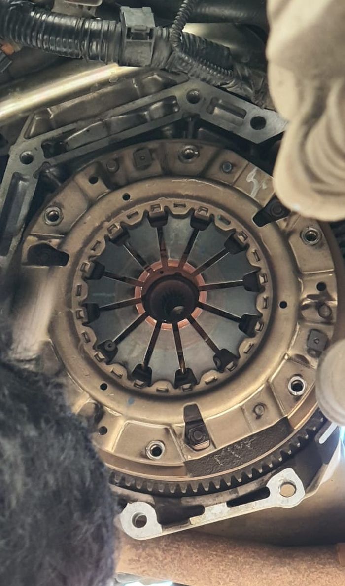 Begini Cara Bawa Mobil Manual Yang Benar Agar Kampas Kopling Awet