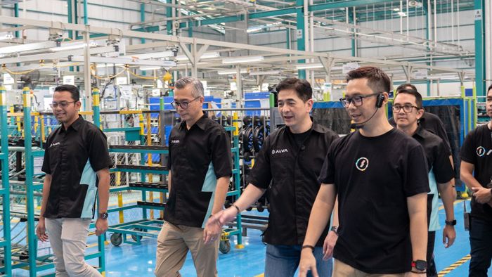 Pabrik Motor Listrik ALVA Cikarang Disidak Arsjad Rasjid, Kejepret Foto Elus-elus Model Baru Ini