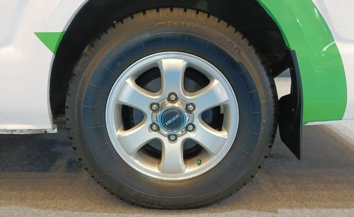 Mirip Toyota HiAce Anti Solar, Bus Listrik Antarkota Kalista Mejeng di PEVS 2025